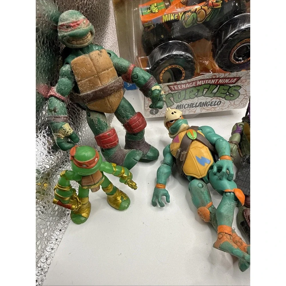 LOT 19 TEENAGE‎ MUTANT NINJA TURTLES ACTION FIGURES